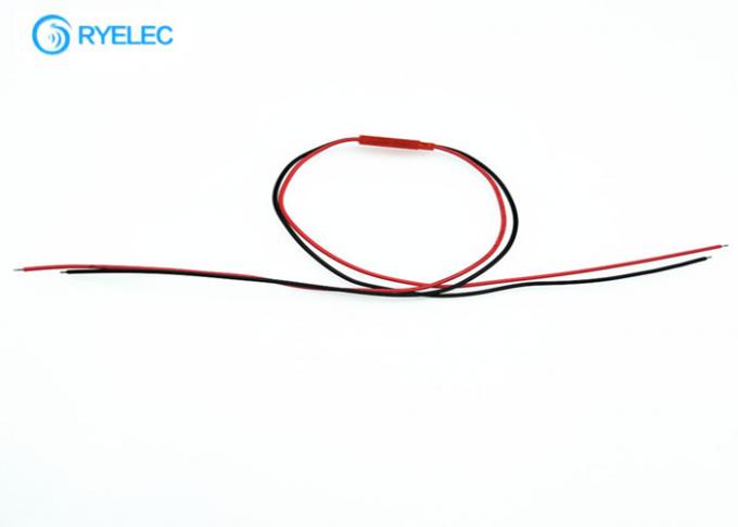 Мужчина к женскому электрическому связывая проволокой соединителю ...